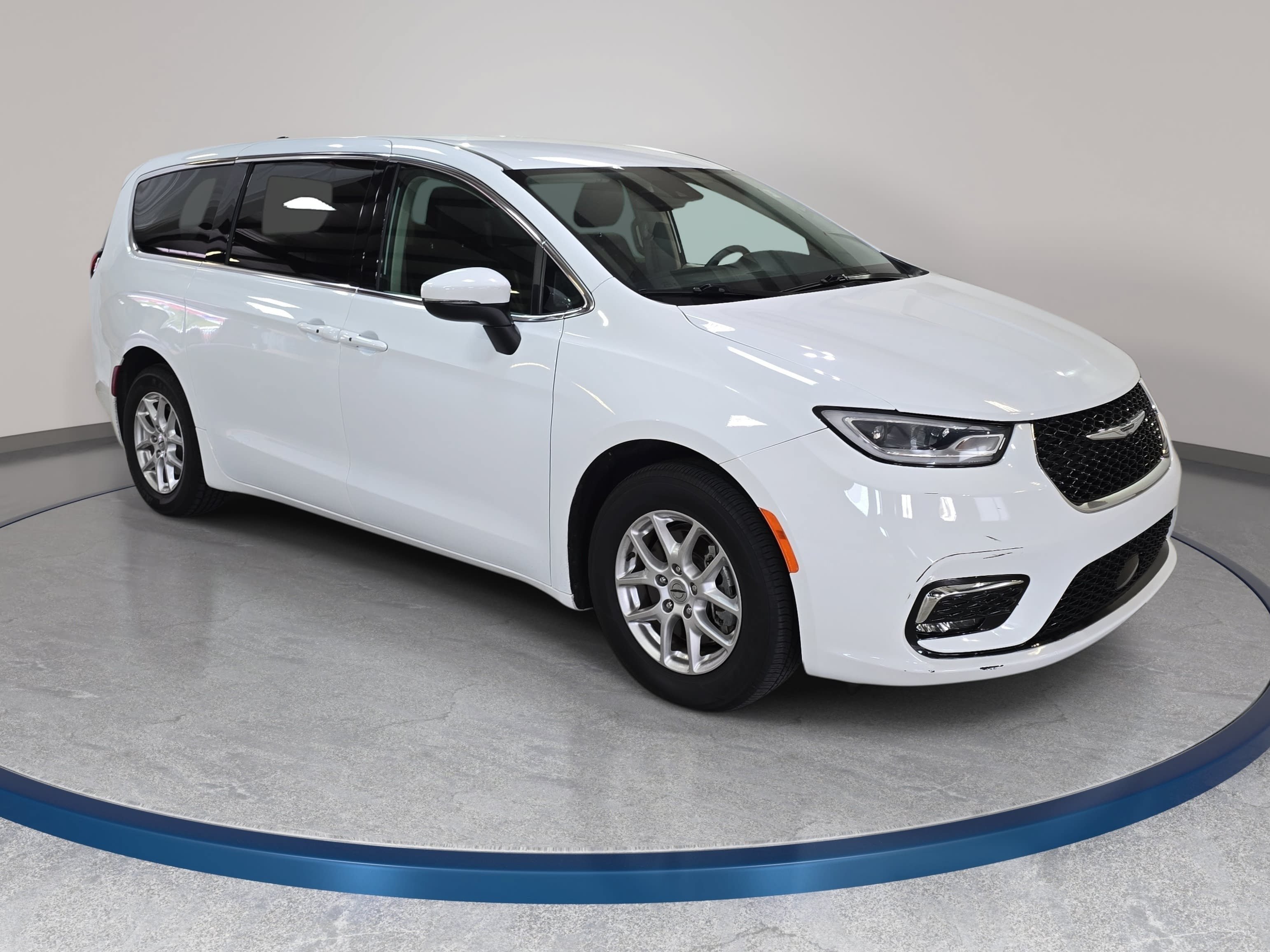 Used 2023 Chrysler Pacifica Touring-L FWD image 4