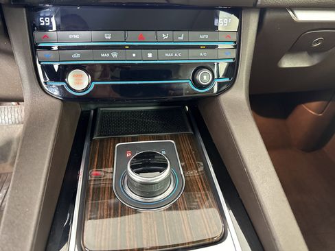 Used 2017 Jaguar F-PACE Prestige image 15