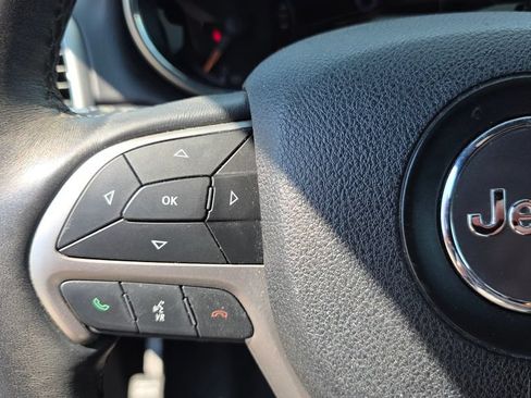 Used 2018 Jeep Grand Cherokee Altitude AWD/4WD image 16