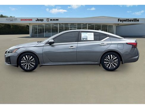 Used 2023 Nissan Altima 2.5 SV FWD image 6