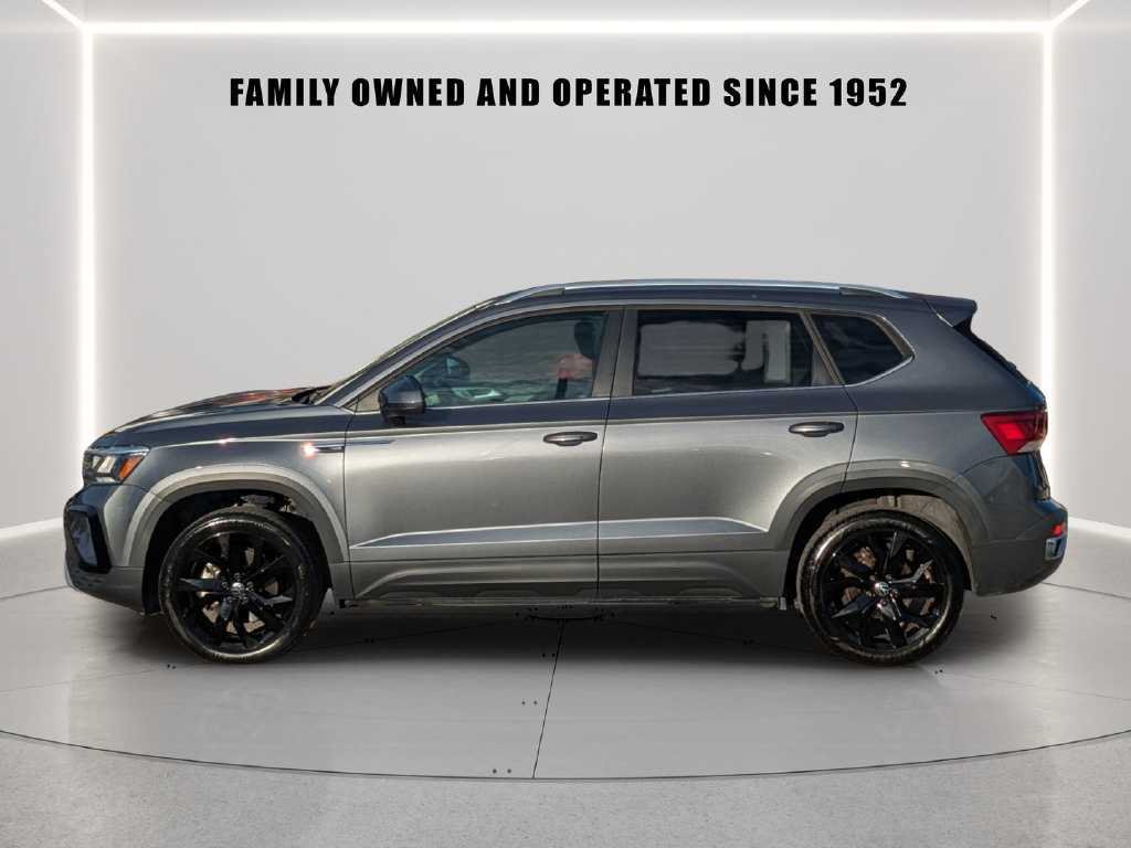 Certified 2023 Volkswagen Taos SE w/ Panoramic Sunroof Package FWD image 3