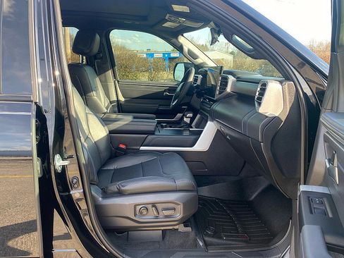 Used 2025 Toyota Sequoia Platinum image 32