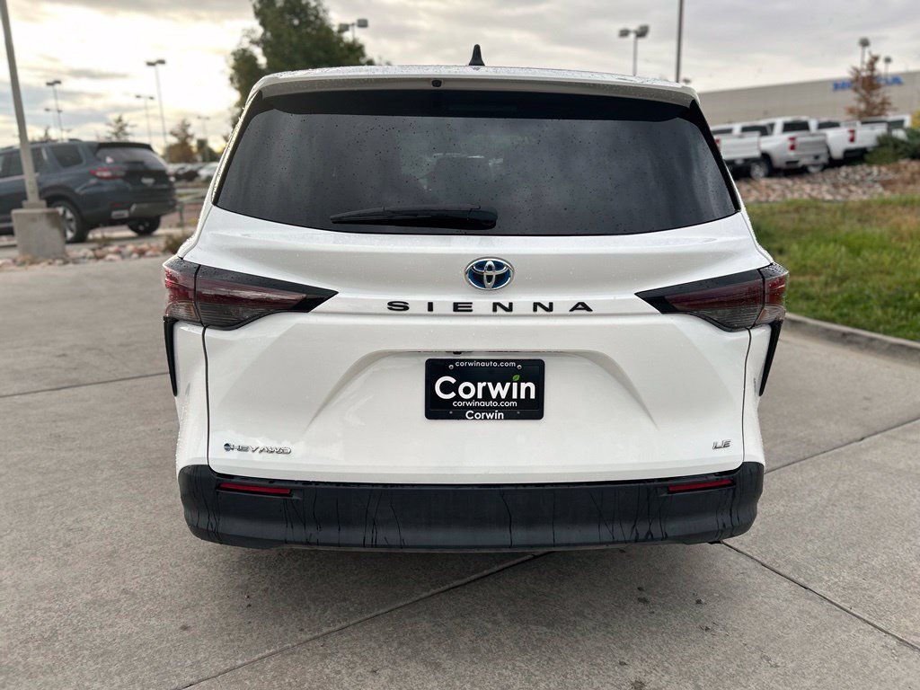 Used 2025 Toyota Sienna LE AWD/4WD image 7