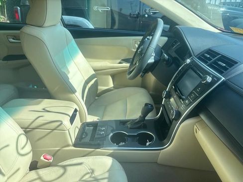 Used 2016 Toyota Camry XLE w/ Moonroof Package FWD image 19