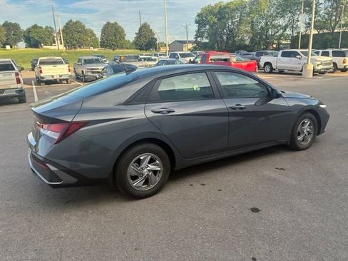 Used 2025 Hyundai Elantra SE FWD image 8