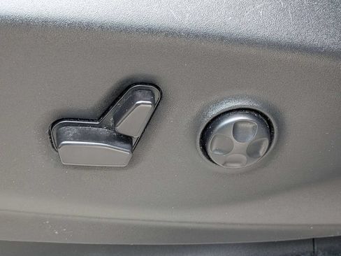 Used 2024 Chrysler Pacifica Touring-L FWD image 21