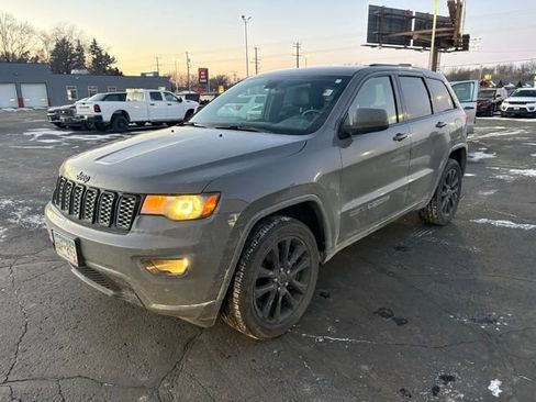 Used 2021 Jeep Grand Cherokee Laredo X image 4