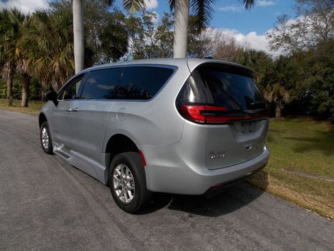 Used 2023 Chrysler Pacifica Touring-L image 8