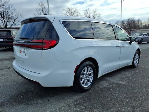 Used 2024 Chrysler Pacifica Touring-L image 4