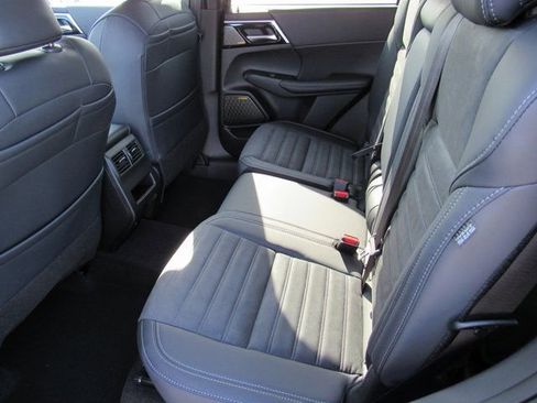 New 2025 Mitsubishi Outlander SE image 9