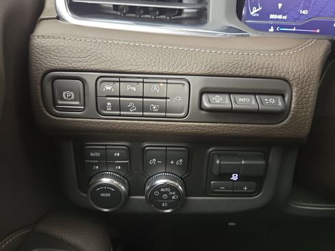 Used 2022 GMC Yukon XL Denali w/ Denali Premium Package image 31