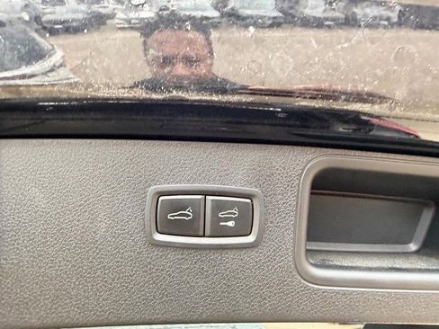 Used 2023 Porsche Macan Turbo image 5