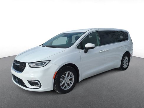 Used 2023 Chrysler Pacifica Touring-L image 4