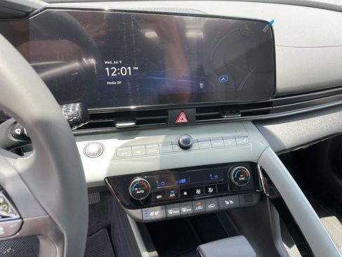 New 2025 Hyundai Elantra Limited image 11