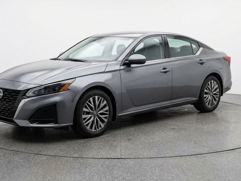 Used 2025 Nissan Altima 2.5 SV image 3