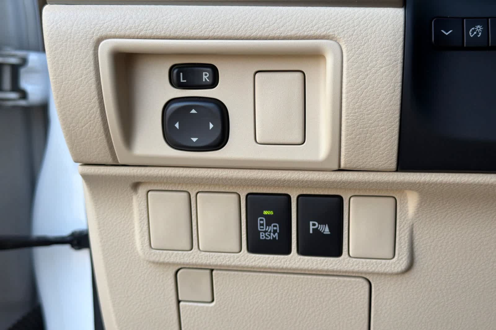 Used 2015 Lexus ES 300h w/ Navigation System Package FWD image 30