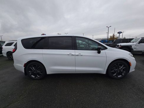 New 2026 Chrysler Pacifica Select image 2