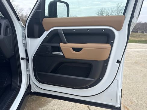 New 2026 Land Rover Defender 130 X-Dynamic SE image 14