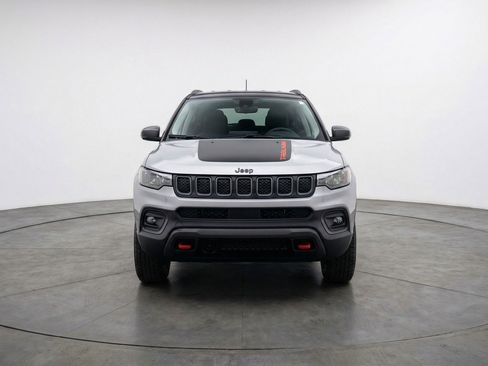 Used 2025 Jeep Compass Trailhawk image 2