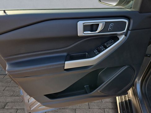 Used 2022 Ford Explorer XLT w/ Equipment Group 202A image 10