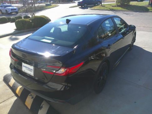 Used 2025 Toyota Camry SE image 12
