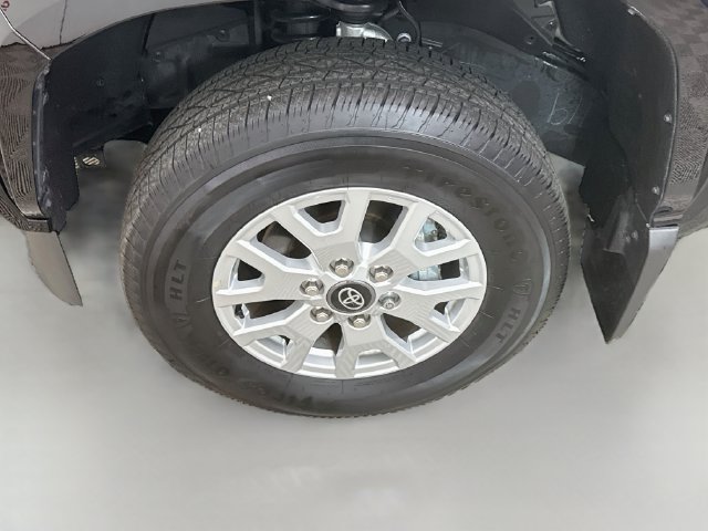 Used 2025 Toyota Tacoma SR5 AWD/4WD image 29
