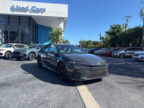 Used 2025 Toyota Camry SE image 3