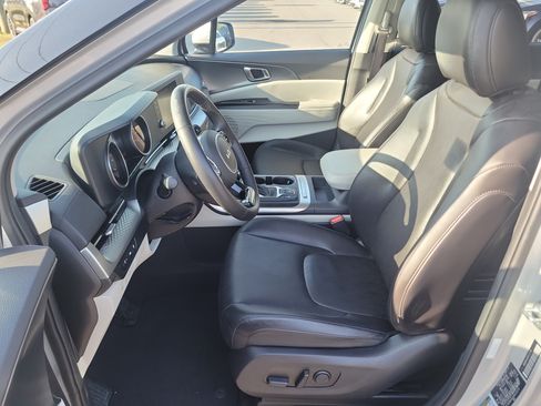 Used 2023 Kia Carnival LX FWD image 19