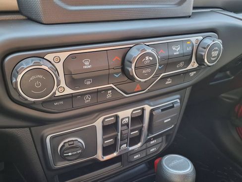 Used 2023 Jeep Gladiator Sport AWD/4WD image 19