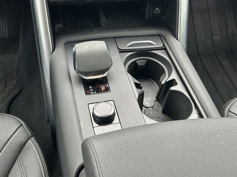 Used 2024 Land Rover Discovery S image 22