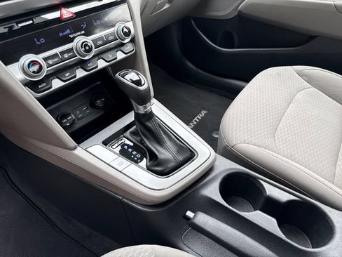 Used 2020 Hyundai Elantra SE FWD image 17