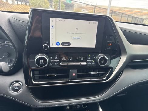 Used 2023 Toyota Highlander LE FWD image 11