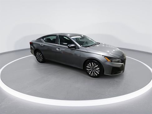 Used 2025 Nissan Altima 2.5 SV image 2