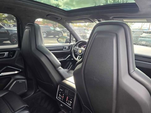 Used 2021 Porsche Cayenne Turbo S image 23