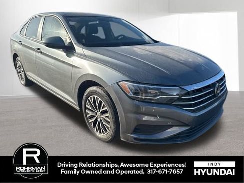 Used 2019 Volkswagen Jetta SE image 2