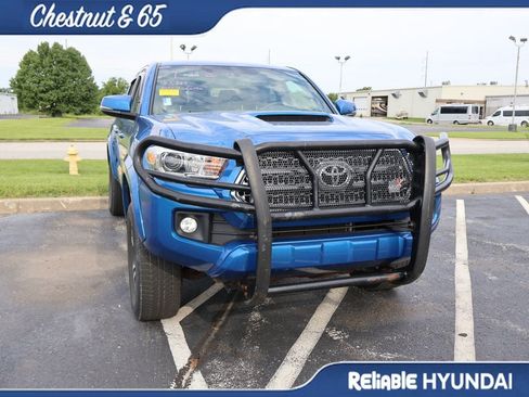 Used 2017 Toyota Tacoma TRD Sport AWD/4WD image 3