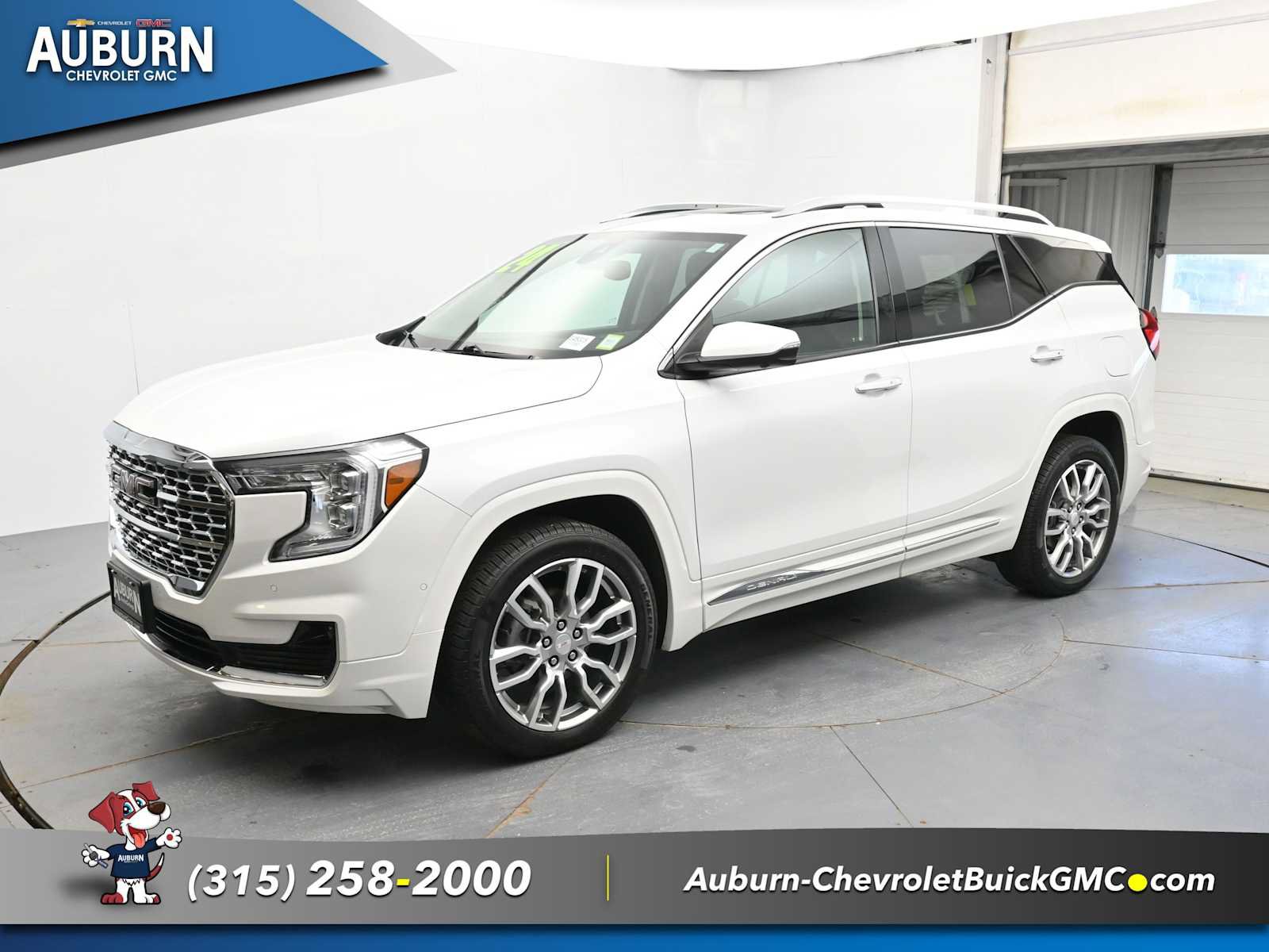 Used 2024 GMC Terrain Denali w/ Denali Premium Package AWD/4WD image 2