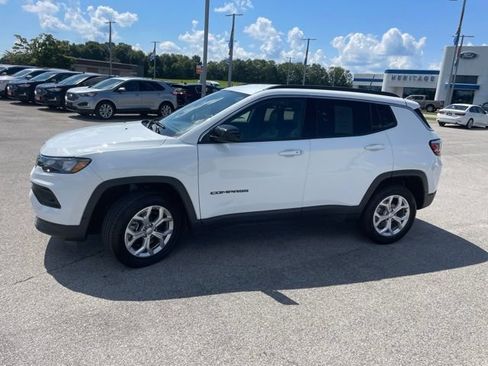 Used 2024 Jeep Compass Latitude w/ Convenience Group AWD/4WD image 4