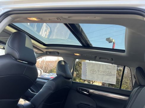 New 2026 Toyota Highlander Platinum image 18