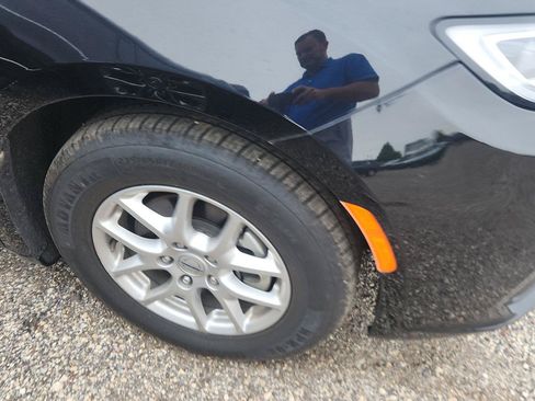 Used 2024 Chrysler Pacifica Touring-L FWD image 2