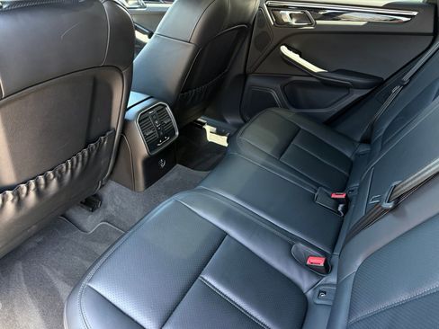 Certified 2024 Porsche Macan AWD/4WD image 29