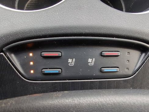 Used 2021 Toyota Venza Limited image 19