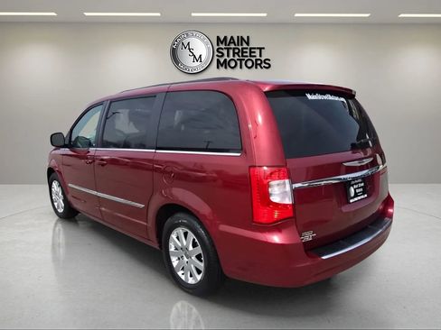 Used 2014 Chrysler Town & Country Touring image 3