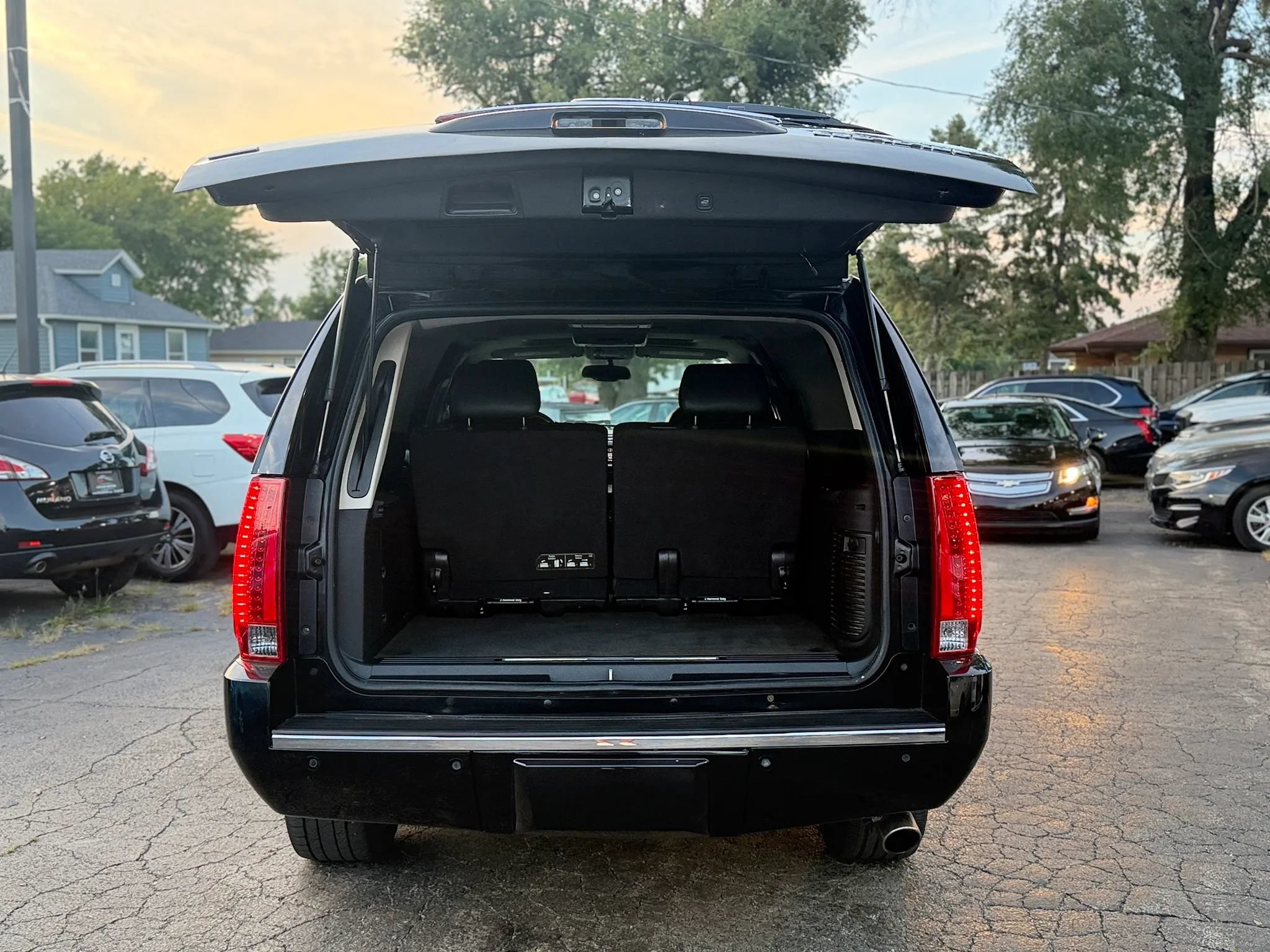 Used 2011 Cadillac Escalade ESV Luxury AWD/4WD image 18
