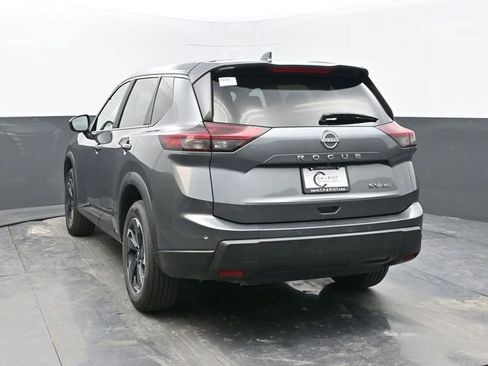 Used 2024 Nissan Rogue SV image 4