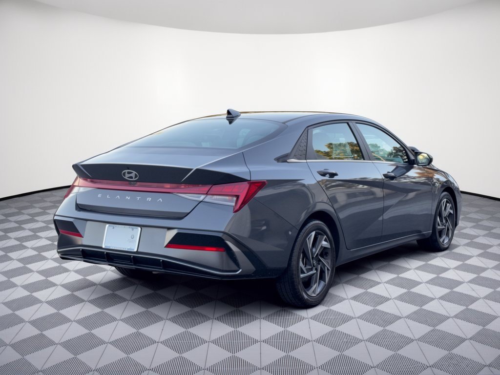 Used 2025 Hyundai Elantra SEL FWD image 9