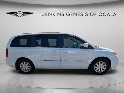 Used 2014 Chrysler Town & Country Touring image 8