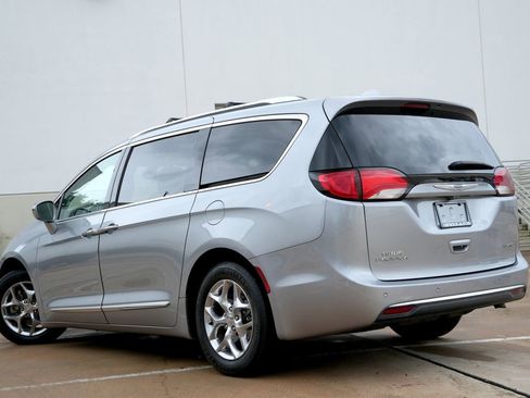 Used 2018 Chrysler Pacifica Limited FWD image 4