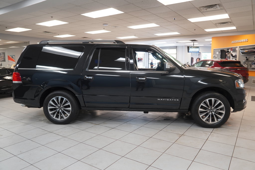Used 2015 Lincoln Navigator L 4WD image 16