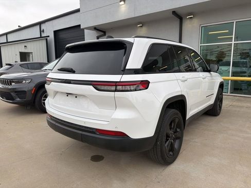 Used 2023 Jeep Grand Cherokee Altitude RWD image 6